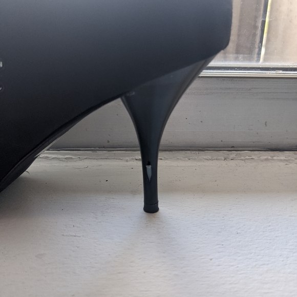 Black Vianni Collection Heels - Picture 4 of 4